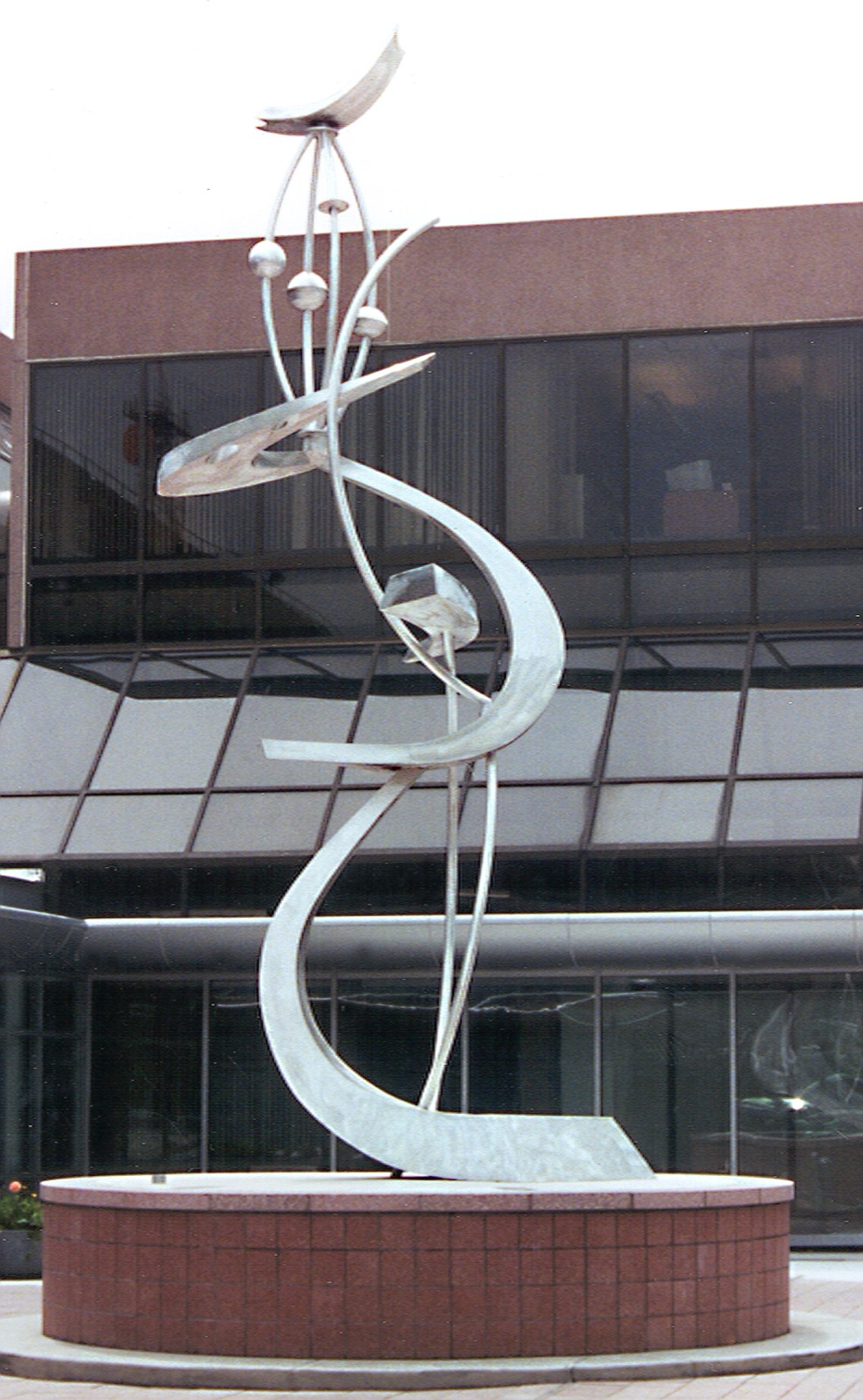 Large-scale Stephen Solomon sculpture installed outdoors